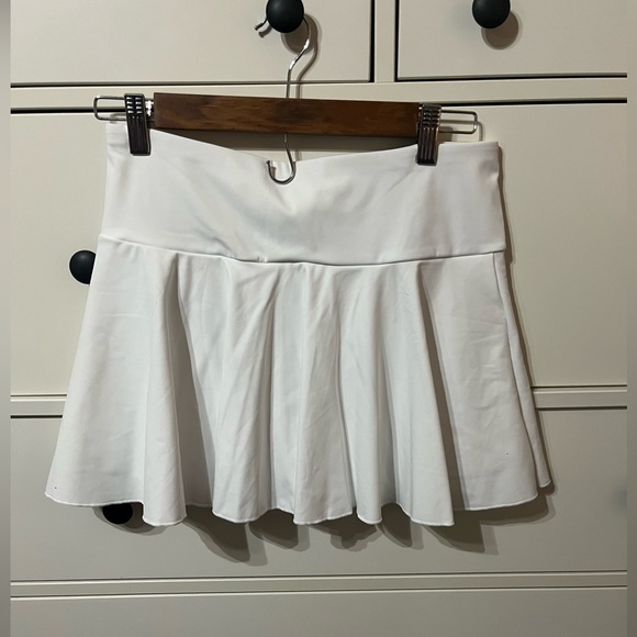 White HALARA tennis skirt with built in shorts. NWT! Never worn. Size Large - Picture 4 of 5